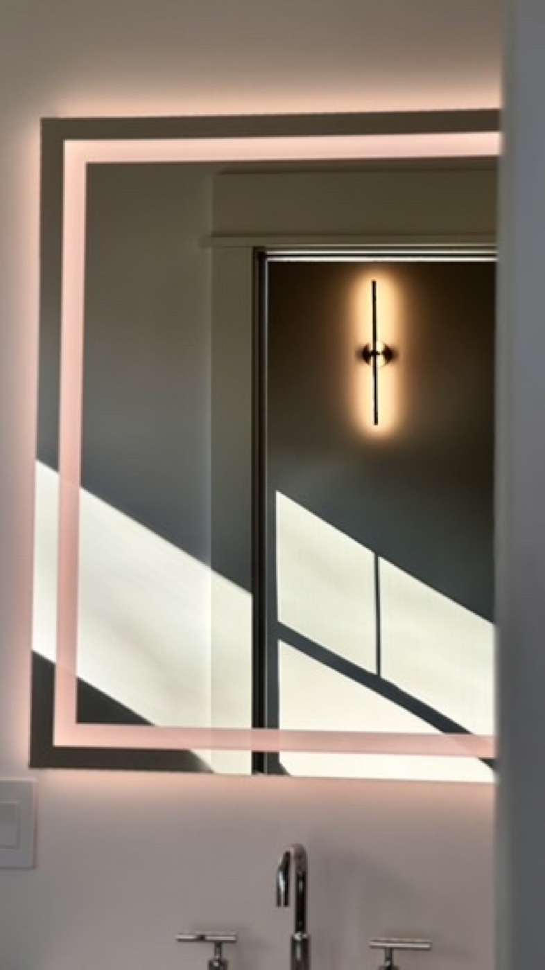 Frosted glass shower partition with rainfall texture at Casa DOS bath